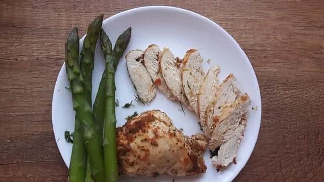 Soczysta pierś kurczaka z piekarnika bez tłuszczu przepis krok po kroku