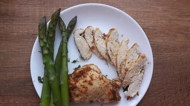 Soczysta pierś kurczaka z piekarnika bez tłuszczu przepis krok po kroku