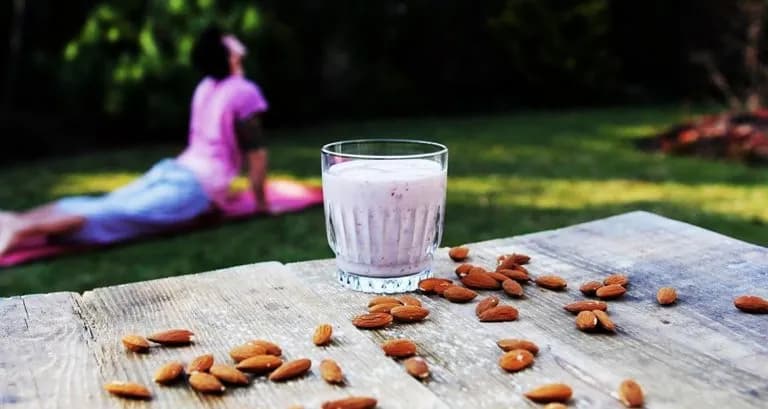 Kiedy pić shake proteinowy, aby osiągnąć najlepsze efekty? Porady i wskazówki