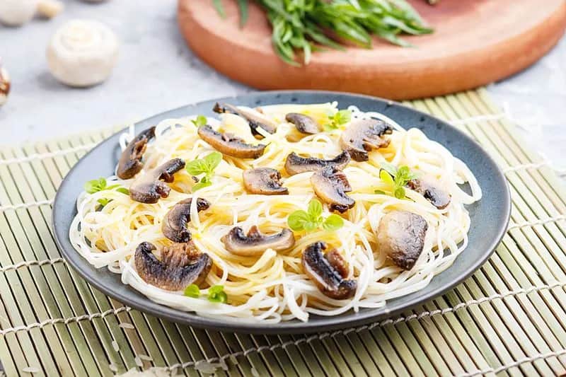 Czy makaron ryżowy jest dietetyczny? Odkryj zdrowe aspekty jego spożycia