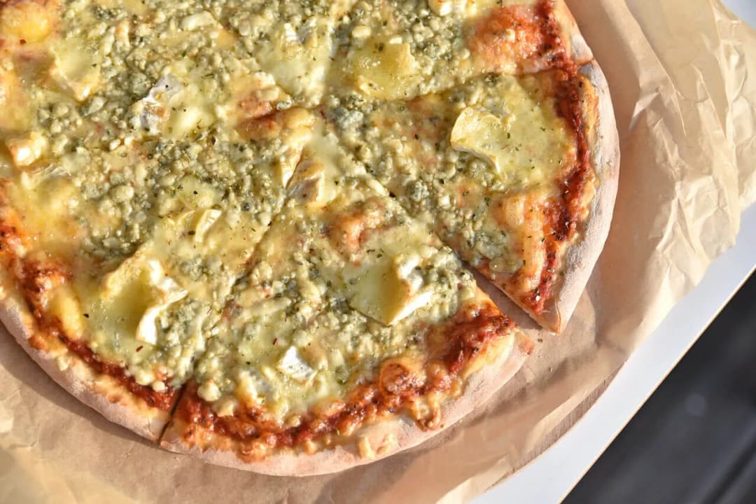 Z czym pizza wegetariańska? Najlepsze dodatki i smaki do spróbowania